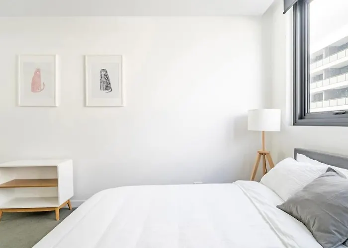 Modern Clayton Apartment Close To Uni And Hospital