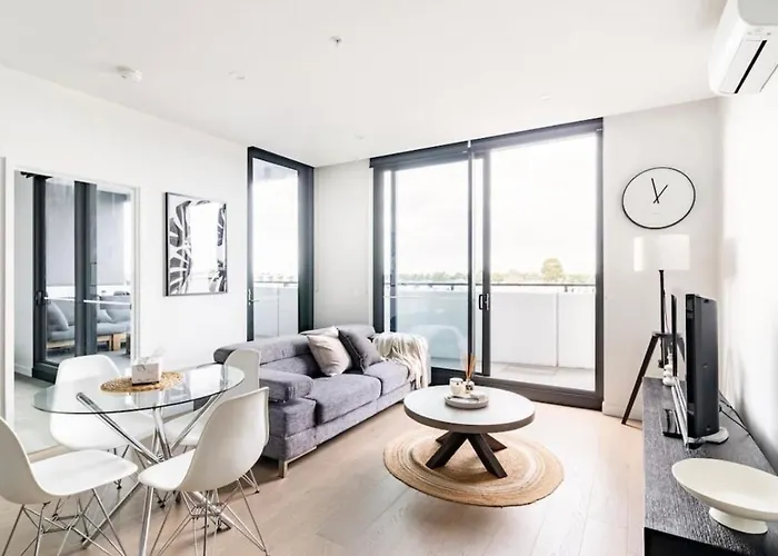 Modern Clayton Apartment Close To Uni And Hospital