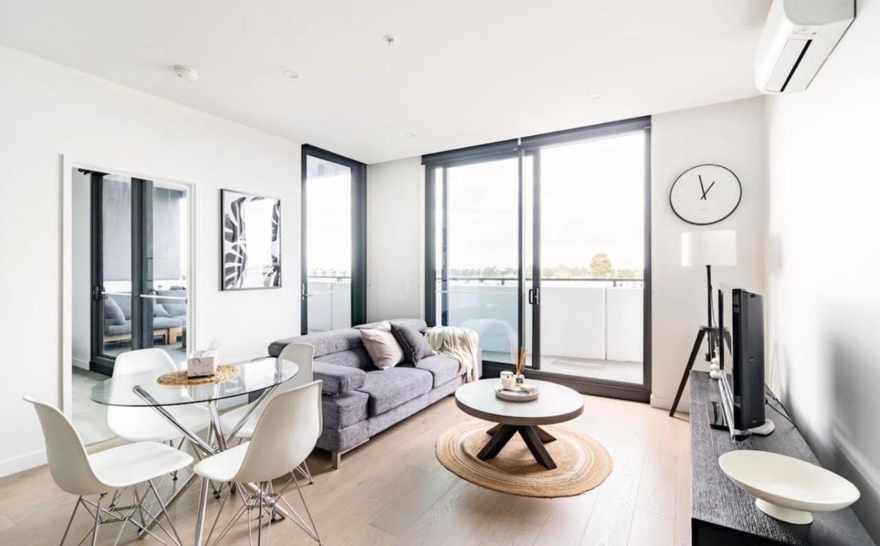 Modern Close To Uni And Hospital Apartment Clayton